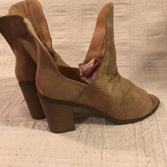 Women’s Nature Breeze Beige Dot-Accent Peep-Toe Faux Suede 3” Heel Bootie Size 9 - Picture 4 of 10